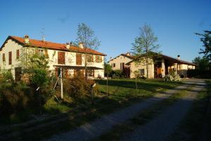 una casa vieja sentada al costado de un camino en Agriturismo Ca' di Mazza en Monzuno