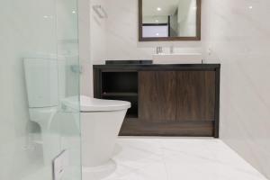 Koupelna v ubytování Elegant Best View 1BR Branz BSD City Apartment By Travelio