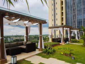 Zahrada ubytování Elegant Best View 1BR Branz BSD City Apartment By Travelio