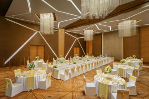 Restaurace v ubytování Novotel Ahmedabad + 37 fotografií