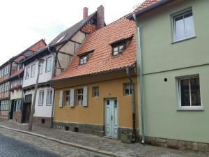 una fila di case su una strada di Augustinern 26 a Quedlinburg