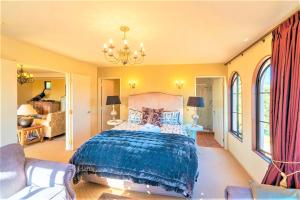 Postel nebo postele na pokoji v ubytování San Marco Luxury Beachside Villa