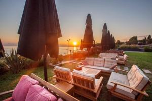 奧爾杜的住宿－MAVİ MARİN BOUTIQUE HOTEL，海滩上的一组躺椅和遮阳伞
