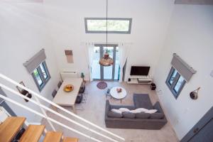 una vista aérea de una sala de estar con una escalera en LAURA_SEA VIEW_HOUSE en Katouna