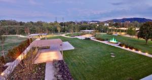 una vista aerea di un parco con un grande campo di Villa Aretusi a Bologna