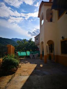 um edifício com um pátio com uma mesa e cadeiras em Casa Rural Los Acebos em Riópar