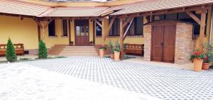 The facade or entrance of Toscana Apartman