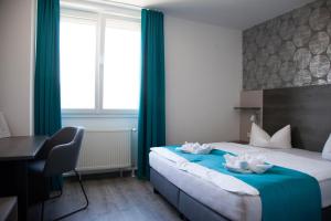Voodi või voodid majutusasutuse Hotel im Kaiserpark toas +4 fotot