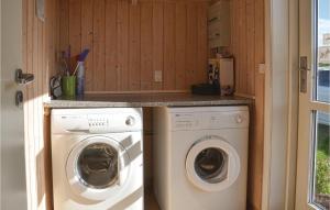 - une buanderie avec un lave-linge et un sèche-linge dans l'établissement Nice Home In Hovborg With Kitchen, à Hovborg