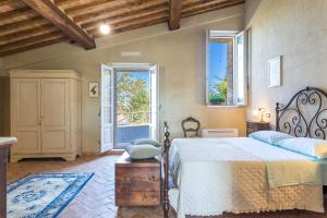 a bedroom with a bed and a window at Podere Albereto in Buonconvento