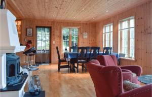 ein Esszimmer mit einem Tisch und Stühlen in der Unterkunft Lovely Home In Farsund With Wifi in Farsund