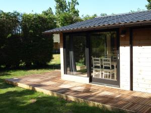 een afgeschermde veranda in een huis met een terras bij Rosy Garden in the winter in Lichtervelde