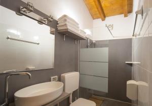 A bathroom at Locanda Al Centrale Még 37 kép