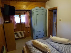 um quarto com 2 camas e uma televisão de ecrã plano em Ferienwohnung Kraihof, 83703 Gmund am Tegernsee em Gmund am Tegernsee