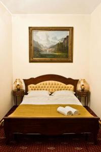 Tempat tidur dalam kamar di Hotel Maryo