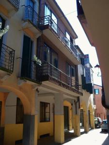 un edificio con balconi sul lato di una strada di Hotel Eden a Padova