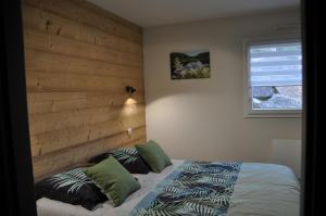 Un pat sau paturi într-o cameră la les charmes du lac Sauna et Spa