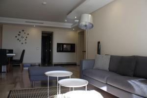 A seating area at 110 - Beach Two-Bedroom Apartment
