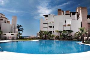 Bazén v ubytovaní 110 - Beach Two-Bedroom Apartment alebo v jeho blízkosti