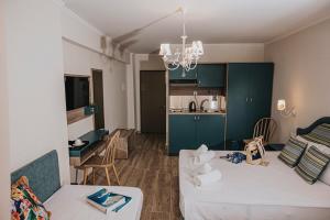 Una sala de estar con un sofá y una cocina. en Parthenon Art Executive Wing, en Olympiakí Aktí