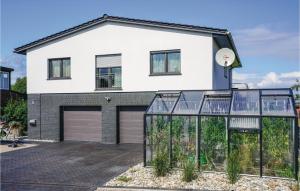 une maison avec une serre devant elle dans l'établissement Cozy Apartment In Kappeln With Wifi, à Kappeln