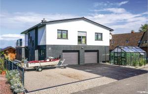une maison avec un bateau garé devant elle dans l'établissement Cozy Apartment In Kappeln With Wifi, à Kappeln