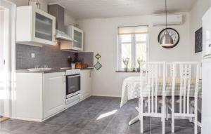 Kuchyň nebo kuchyňský kout v ubytování 3 Bedroom Stunning Home In Tranekær