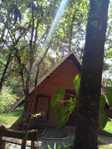 a small house in the middle of the forest at Pousada ao nascer do sol in Gonçalves