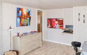 sala de estar con TV en la pared en 4 Bedroom Awesome Home In Hadsund en Hadsund