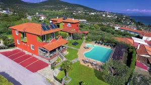 Sunday Resort في غيراكيني: منظر جوي لمنزل به حوض سباحة