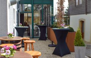 een patio met tafels, stoelen en bloemen bij Relax - Chalet Comfort in Haller