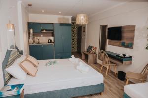 una habitación de hotel con una cama y un escritorio en Parthenon Art Executive Wing, en Olympiakí Aktí