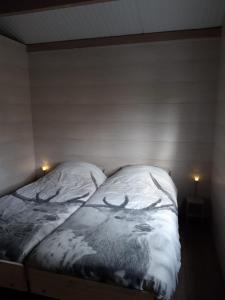 Wijnjewoude的住宿－B&B Stripsein，一张床上挂着鹿的照片
