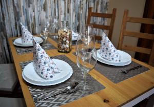 コスタ・デル・シレンチオにあるVictoria Family Apartman Tenerifeの皿とワイングラスが置かれた木製のテーブル