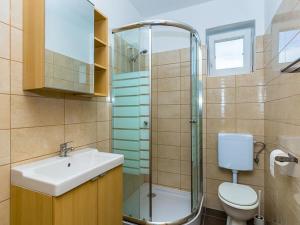 Koupelna v ubytování Apartments Cikač II - modern apartments by the beach + 37 fotografií