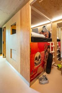 een kamer met een stapelbed en een skateboard bij JO&JOE Paris Gentilly - Auberge de Jeunesse in Gentilly