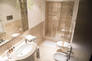 Kylpyhuone majoituspaikassa Albergo Cantiani