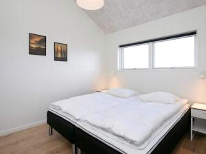 En eller flere senge i et værelse på 12 person holiday home in Løkken-By Traum