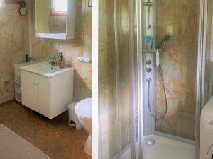 y baño con ducha, aseo y lavamanos. en 8 person holiday home in Kaldfarnes, en Kaldfarnes