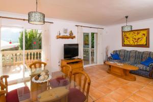 Televízia a/alebo spoločenská miestnosť v ubytovaní Casa MARCOS Alcudia by Mallorca Villa Selection