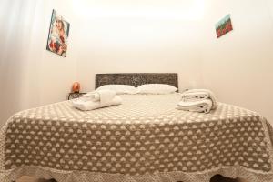 een slaapkamer met een bed met een bruine en witte sprei bij Casa Galione in Cava deʼ Tirreni