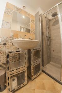 een badkamer met een wastafel en een douche bij Casa Galione in Cava deʼ Tirreni