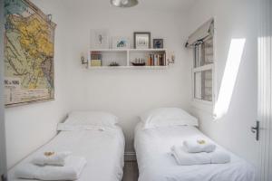 Un pat sau paturi într-o cameră la Seahorse Cottage
