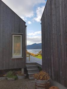 Unique private cabin in Lofoten في ليكنيز: مبنى به درج ونافذة على الجانب