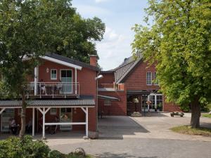 un edificio de ladrillo rojo con balcón en Gäste und Ferienhof Maas, en Dulmen