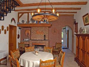 une salle à manger avec une table et une cheminée dans l'établissement Gäste und Ferienhof Maas, à Dülmen