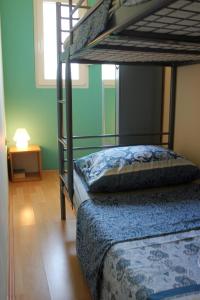 Lukoran的住宿－Roses Apartment，一间卧室配有两张双层床和一盏灯。