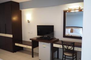 TV a/nebo společenská místnost v ubytování Phromsuk Hotel Ayutthaya