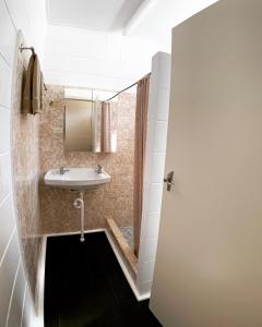 uma casa de banho com um lavatório e um espelho em Tropical City Motor Inn em Ayr