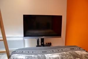 Uma televisão e/ou sistema de entretenimento em Studio refait à neuf 2min de la place du vieux Marché